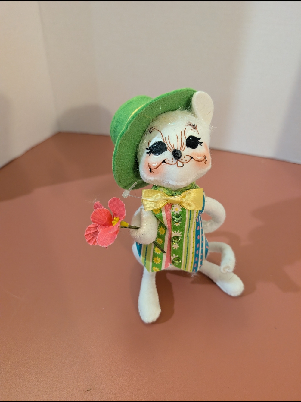 Annalee 2008 6 Inch Spring Boy Mouse holding Pink Flowers